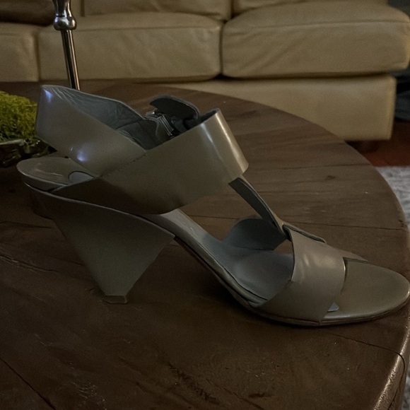 Elevate your style with Chloe Patent Leather Strappy Sandal/. 40 - Picture 2 of 5